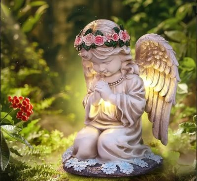 Znicz Solarny Aniołek z Kwiatowym Wiankiem – Lampka LED do Ogrodu i na Grób